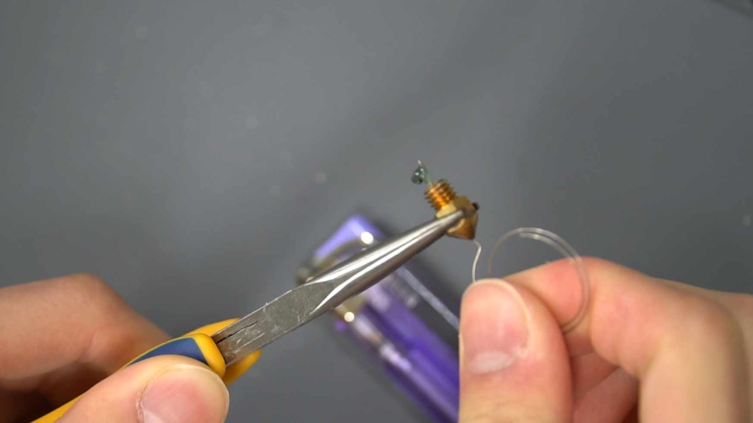 3Dプリンターのノズルクリーニング方法を解説。頑固な詰まりをドリルで引き抜く